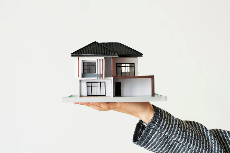 Propietario conversando con gestor inmobiliario