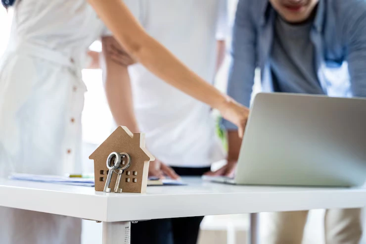 Plano arquitectónico sobre escritorio con calculadora