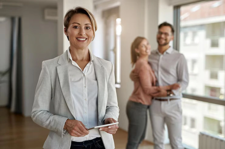 Representante inmobiliario mostrando un piso